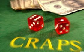 Antarmuka aplikasi mobile qrisbos menampilkan menu sportsbook dan permainan live-dealer dengan navigasi bawah yang intuitif